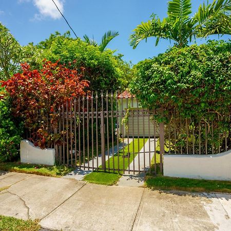 Entire Private Beautiful 2 Bedroom Plus Den House With Gated Front&Back Yard And Free Parking 10Min Drive To Miami Beach エクステリア 写真