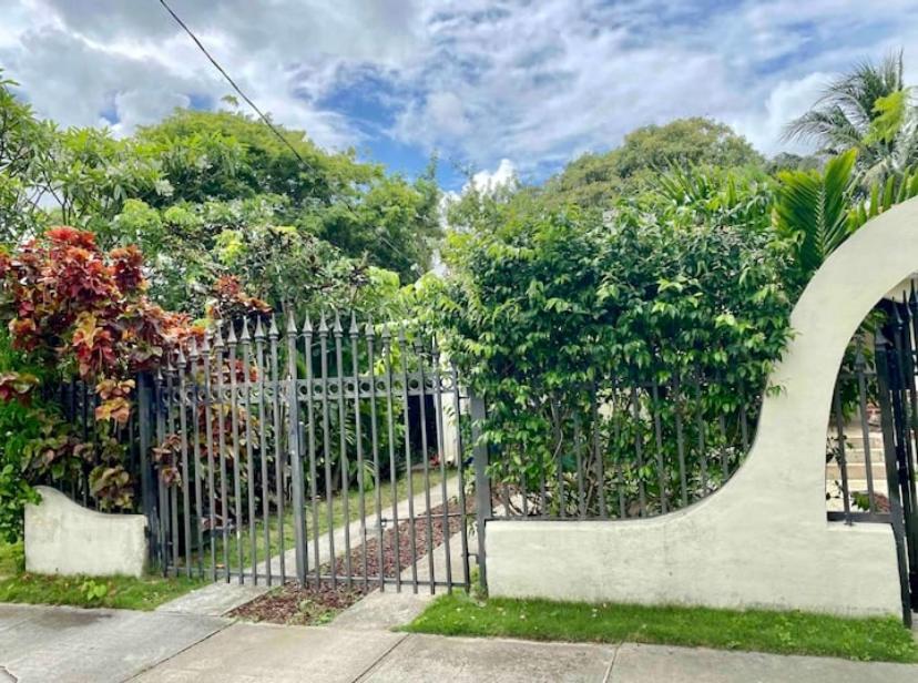 Entire Private Beautiful 2 Bedroom Plus Den House With Gated Front&Back Yard And Free Parking 10Min Drive To Miami Beach エクステリア 写真