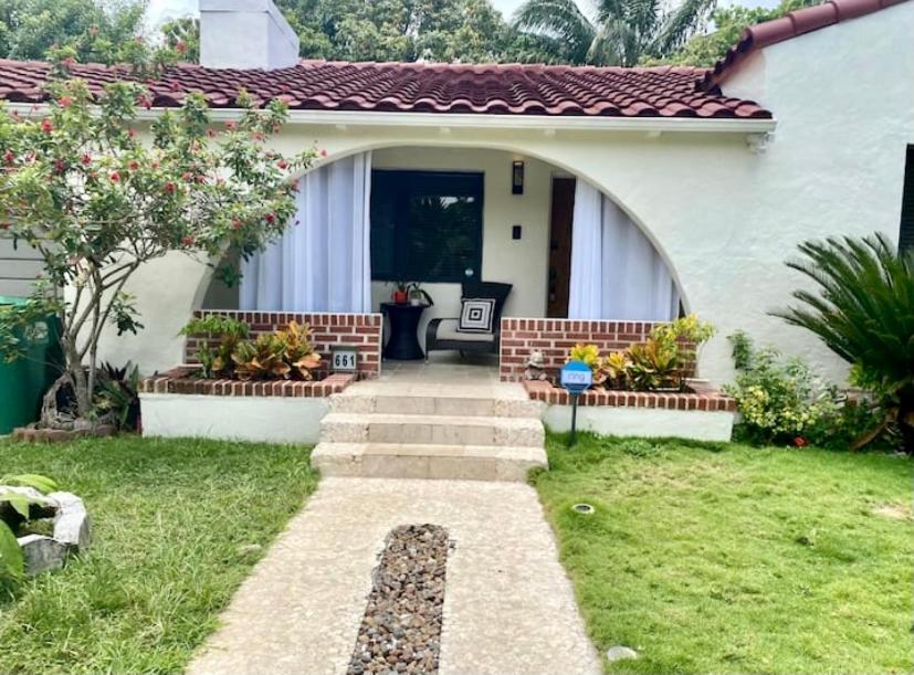 Entire Private Beautiful 2 Bedroom Plus Den House With Gated Front&Back Yard And Free Parking 10Min Drive To Miami Beach エクステリア 写真