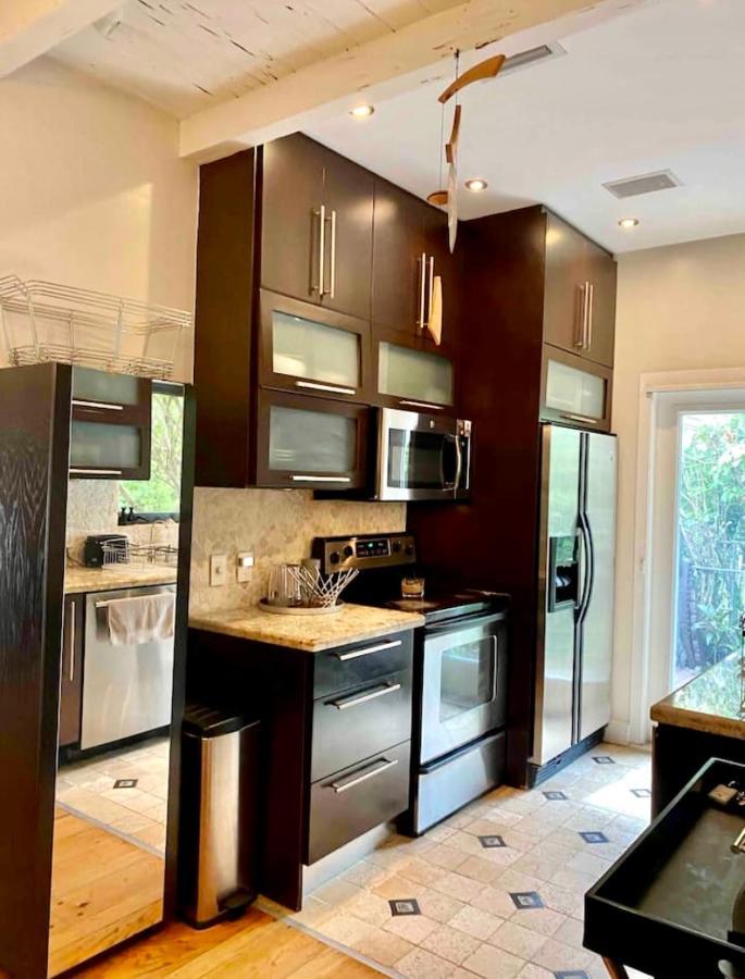 Entire Private Beautiful 2 Bedroom Plus Den House With Gated Front&Back Yard And Free Parking 10Min Drive To Miami Beach エクステリア 写真