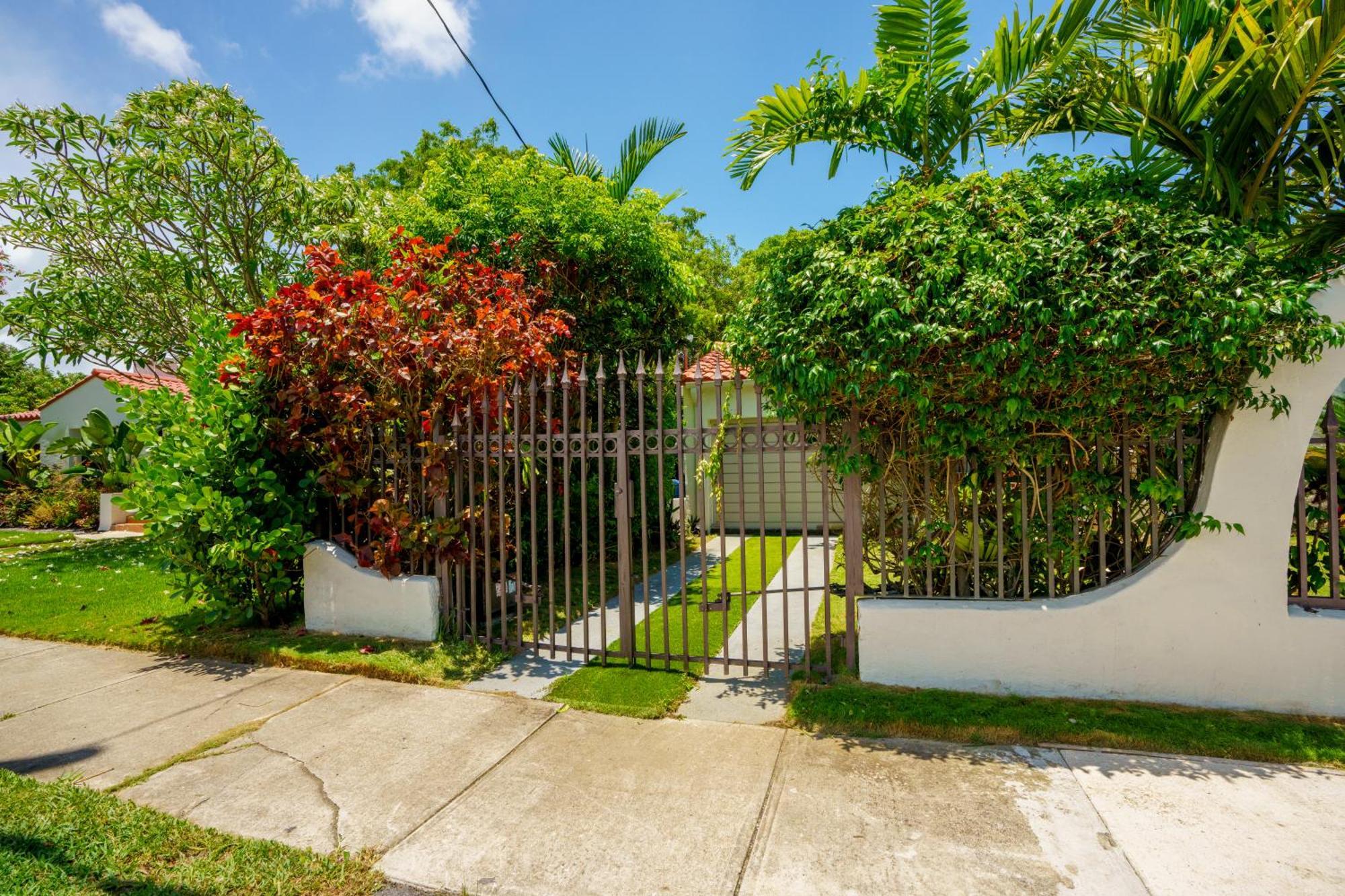 Entire Private Beautiful 2 Bedroom Plus Den House With Gated Front&Back Yard And Free Parking 10Min Drive To Miami Beach エクステリア 写真