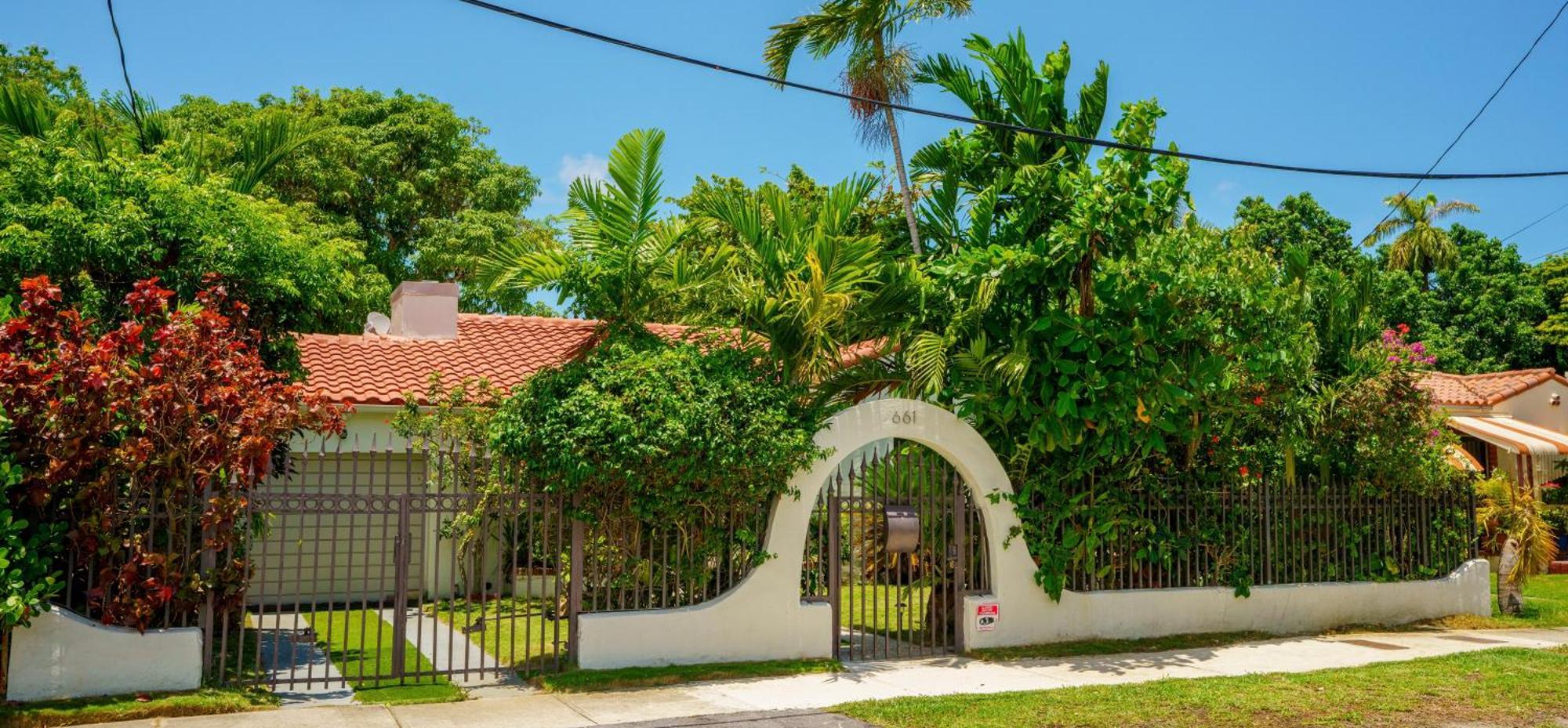 Entire Private Beautiful 2 Bedroom Plus Den House With Gated Front&Back Yard And Free Parking 10Min Drive To Miami Beach エクステリア 写真