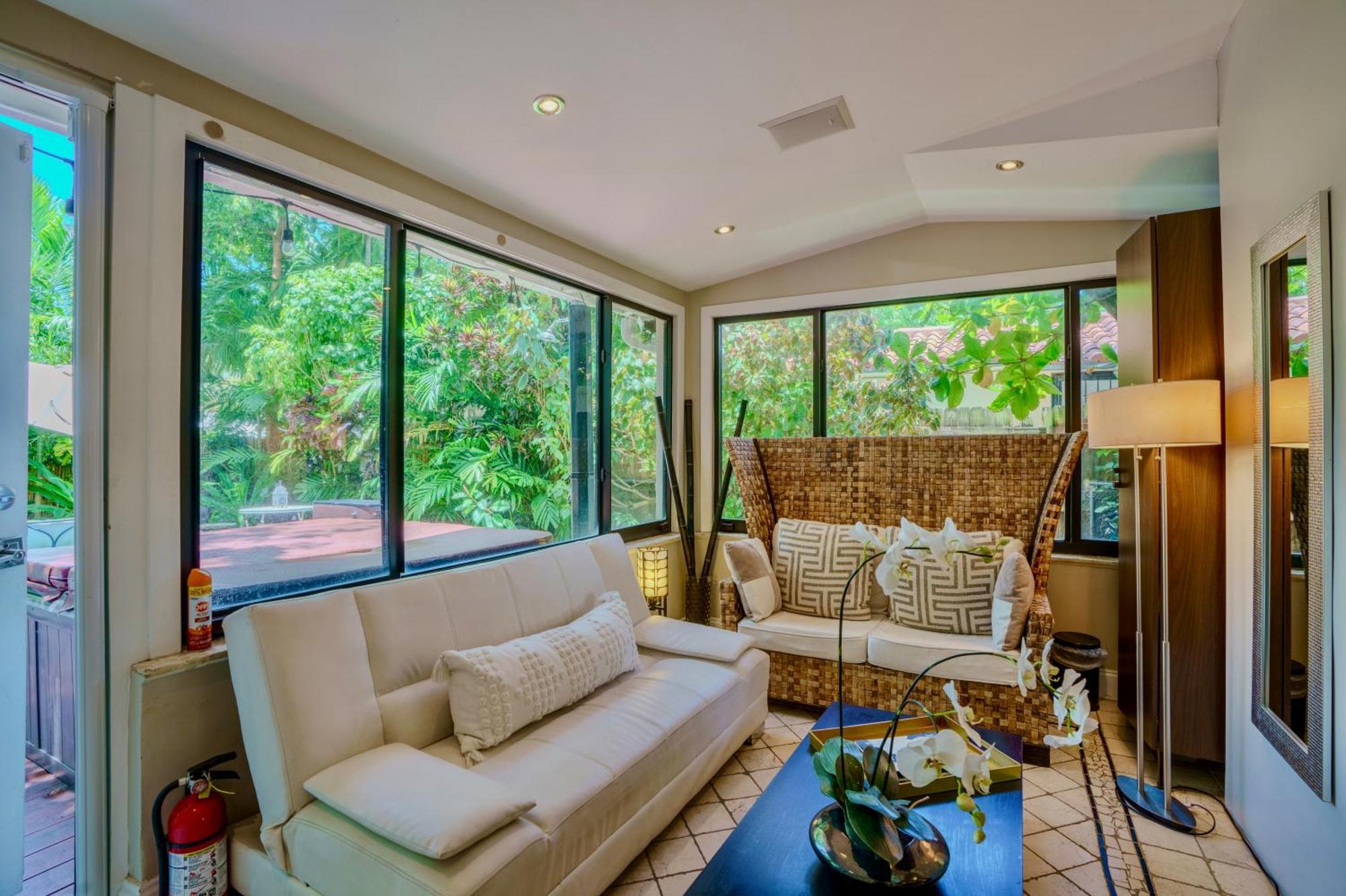 Entire Private Beautiful 2 Bedroom Plus Den House With Gated Front&Back Yard And Free Parking 10Min Drive To Miami Beach エクステリア 写真