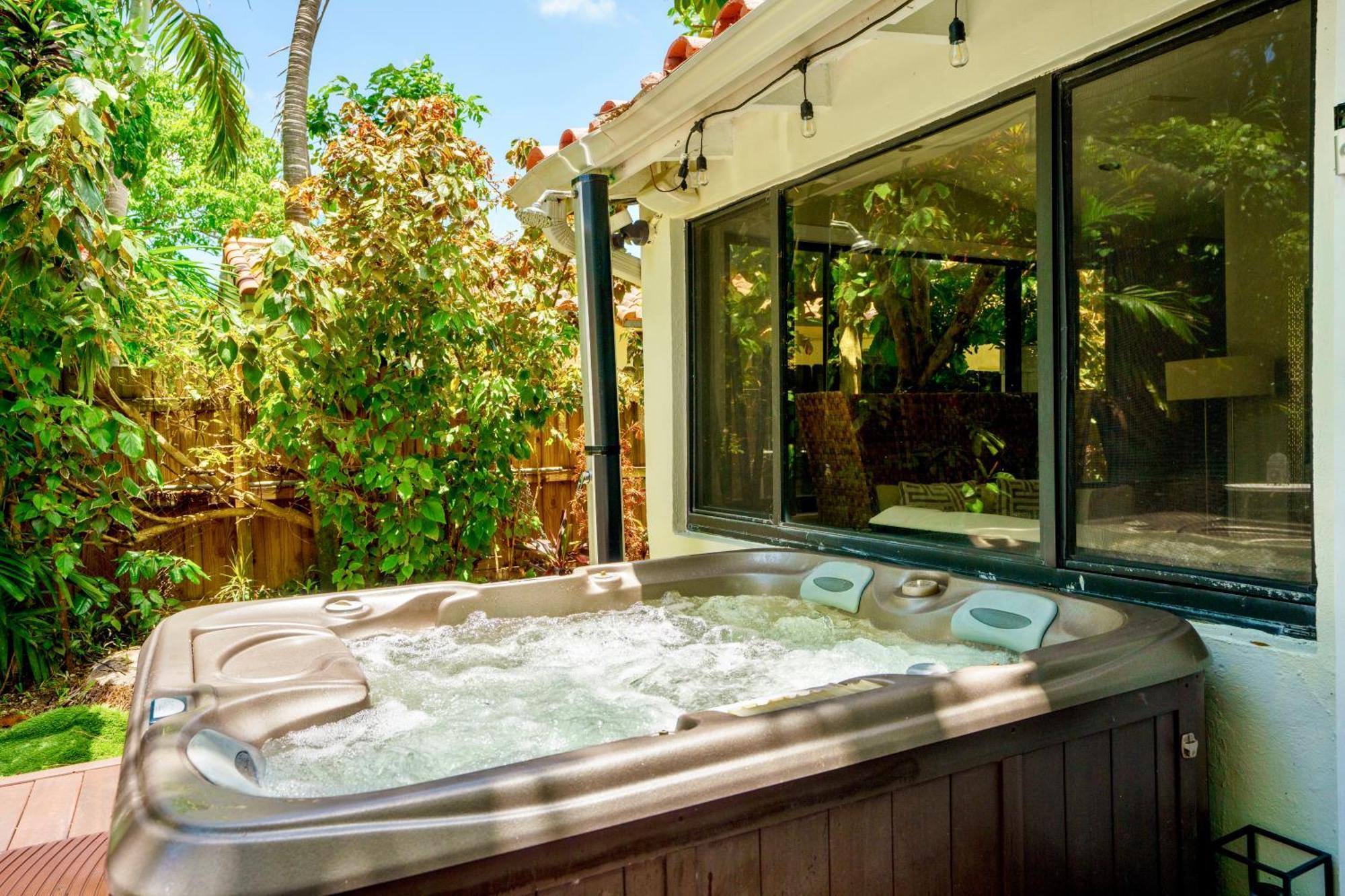 Entire Private Beautiful 2 Bedroom Plus Den House With Gated Front&Back Yard And Free Parking 10Min Drive To Miami Beach エクステリア 写真