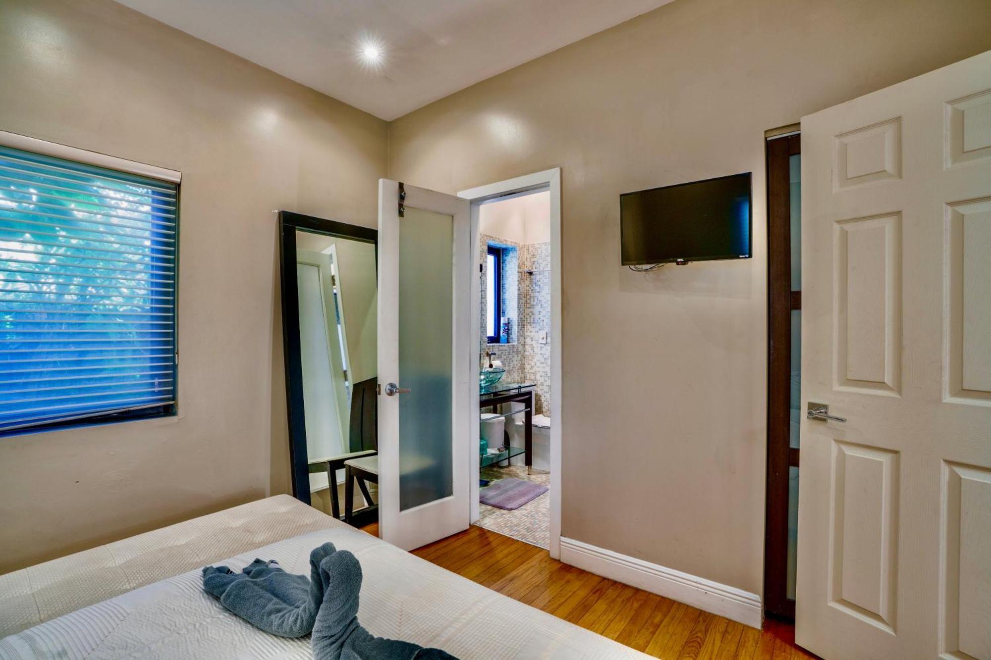 Entire Private Beautiful 2 Bedroom Plus Den House With Gated Front&Back Yard And Free Parking 10Min Drive To Miami Beach エクステリア 写真