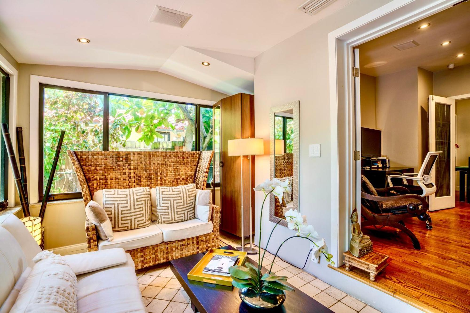 Entire Private Beautiful 2 Bedroom Plus Den House With Gated Front&Back Yard And Free Parking 10Min Drive To Miami Beach エクステリア 写真