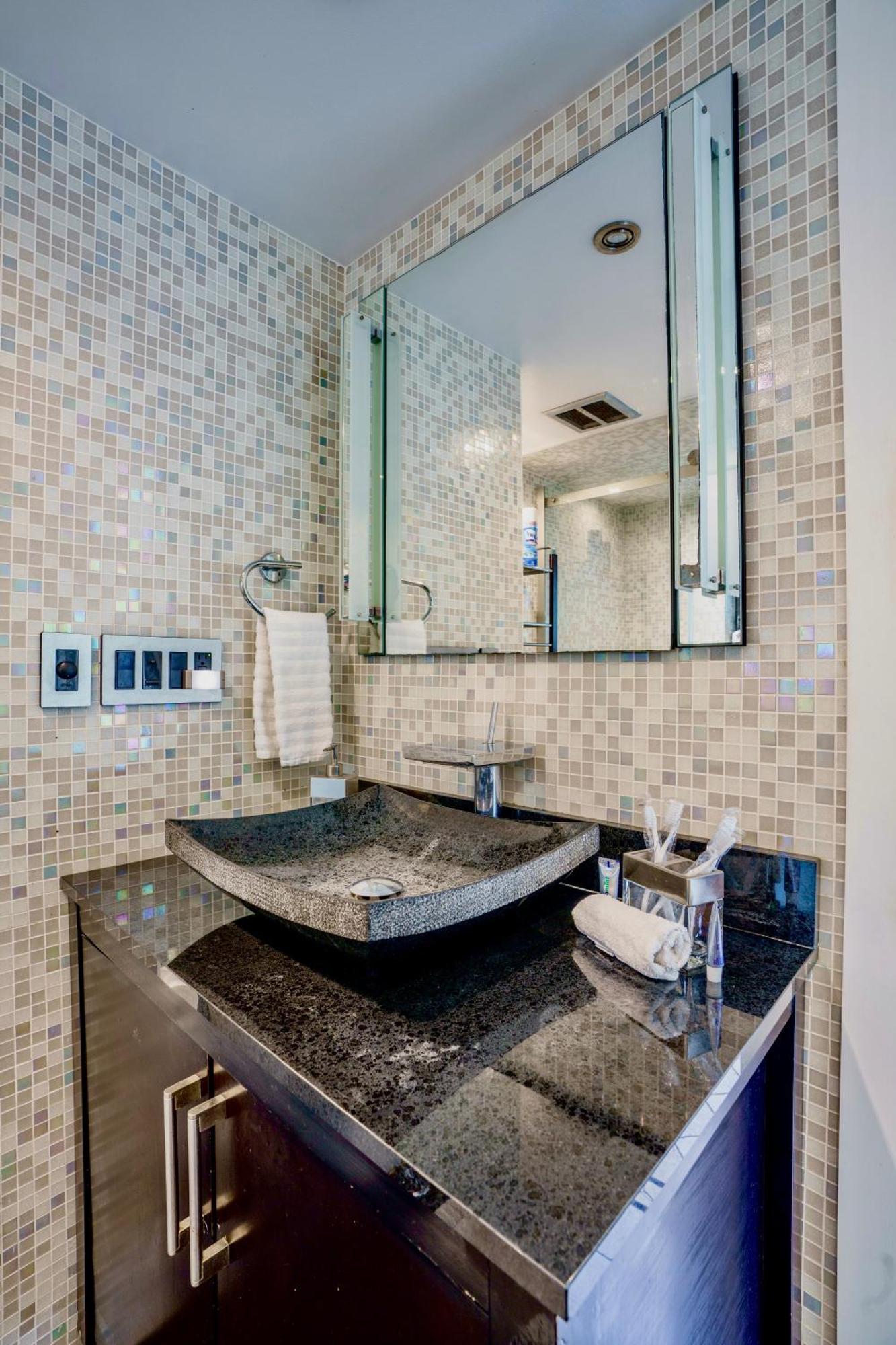 Entire Private Beautiful 2 Bedroom Plus Den House With Gated Front&Back Yard And Free Parking 10Min Drive To Miami Beach エクステリア 写真